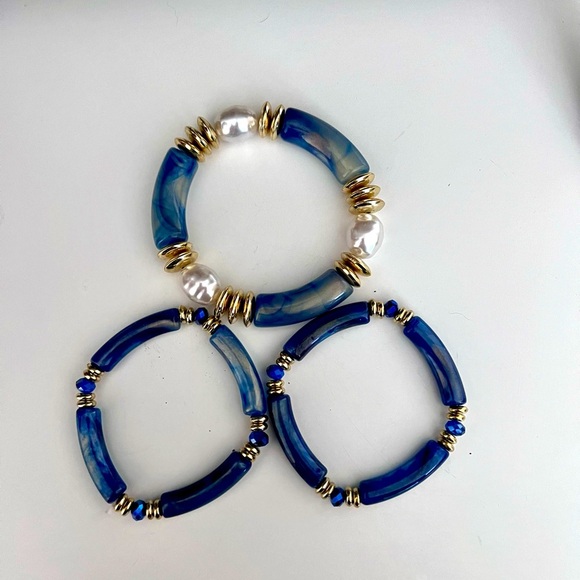 NWOT Set of 3 Blue and Pearl Bangle Bracelets - Picture 2 of 2
